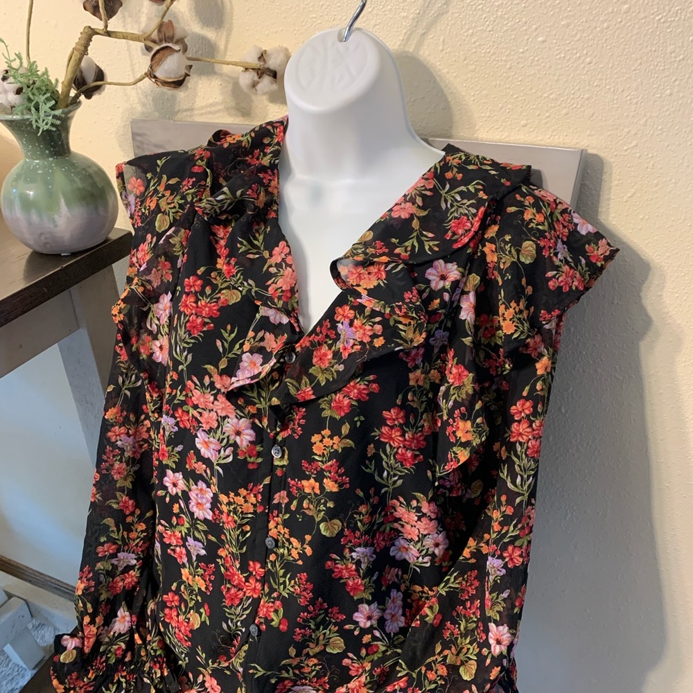 New! Size S. Black Floral Top!